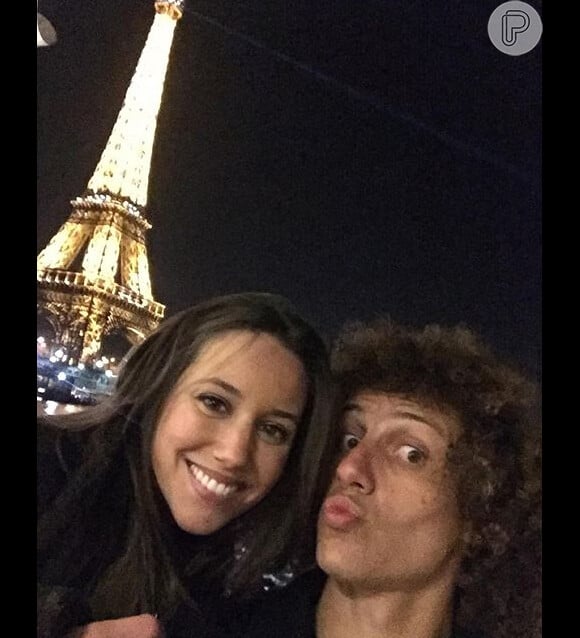 O jogador David Luiz passou a virada com a namorada, Sara Madeira, em Paris