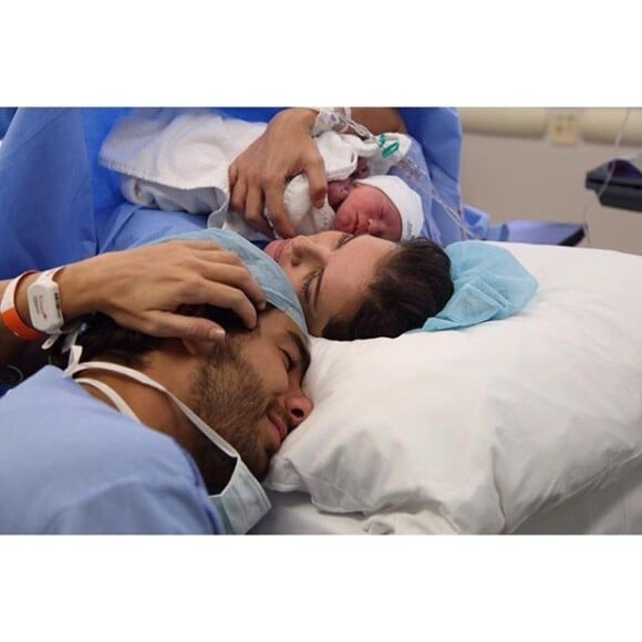 No último dia de 2015, Deborah Secco relembrou a emoção do nascimento da primeira filha, Maria Flor, em foto com o marido, Hugo Moura