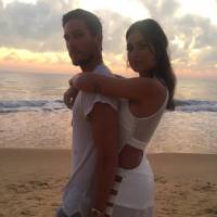 Thaila Ayala posa abraçada a Adam Senn na praia e ganha declaração: 'Bênção'