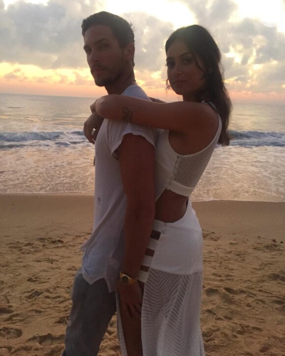 Thaila Ayala posa abraçada a Adam Senn na praia e ganha declaração: 'Bênção', nesta sexta-feira, 1º de janeiro de 2016