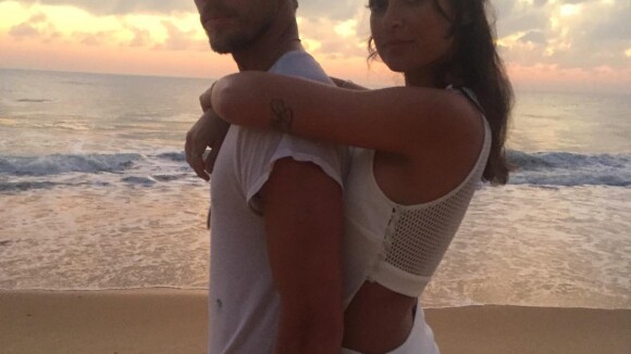 Thaila Ayala posa abraçada a Adam Senn na praia e ganha declaração: 'Bênção'