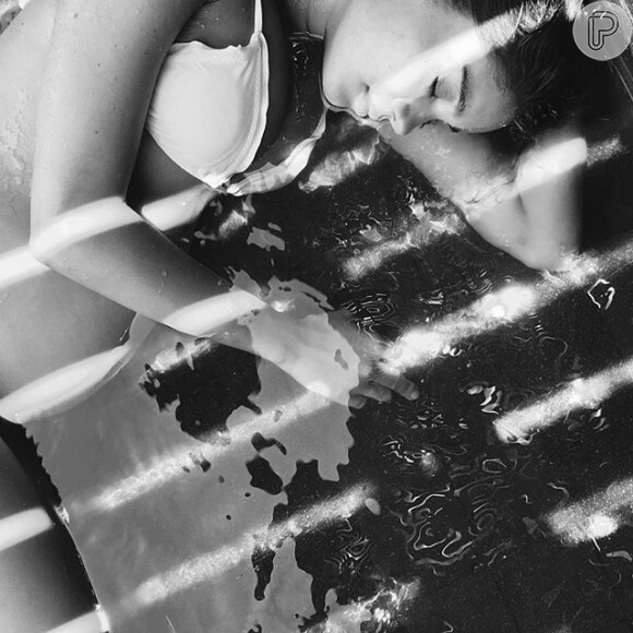 Grávida do primeiro filho, que se chamará Alexandre, Sophie aparece relaxando na água em foto divulgada no Instagram