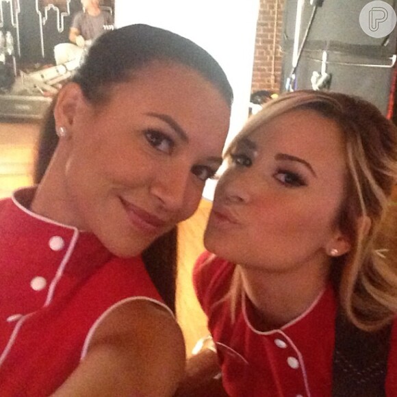 Demi Lovato e Naya Rivera posaram caracterizadas antes de gravar 'Glee' na tarde desta quinta-feira, esta é a primeira vez que a cantora aparece vestida como sua personagem na série