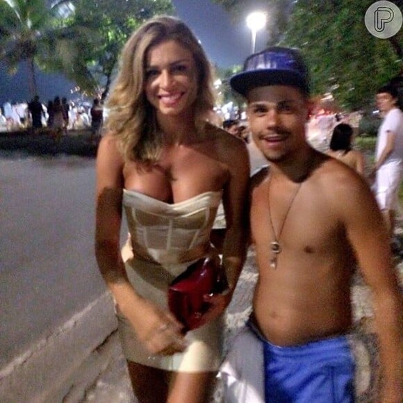 Atriz esteve em praia da Zona Sul carioca e admirador pediu para tirar uma foto com a loira