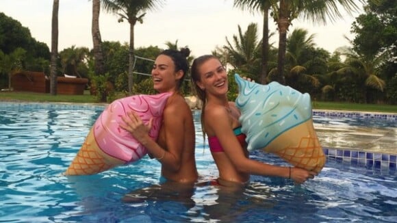 Fiorella Mattheis e Thaila Ayala posam em piscina durante férias em Trancoso