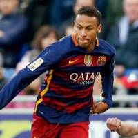 Neymar sofre ataques racistas durante jogo do Barcelona, diz jornal espanhol