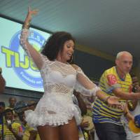 Juliana Alves exibe boa forma e samba no pé no aniversário da Unidos da Tijuca
