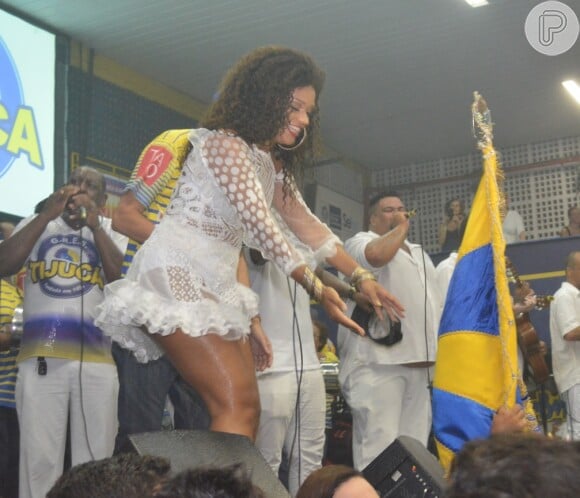 Rainha de bateria da Unidos da Tijuca, atriz recebeu amigos famosos na madrugada deste domingo, 3 de janeiro de 2016, durante a festa de 84 anos da escola de samba