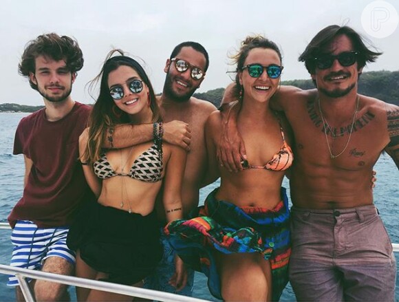 Giovanna Lancellotti posou de biquíni ao lado dos amigos e mostrou a ótima forma em uma foto publicada por ela no Instagram, na tarde deste domingo, 3 de janeiro de 2016
