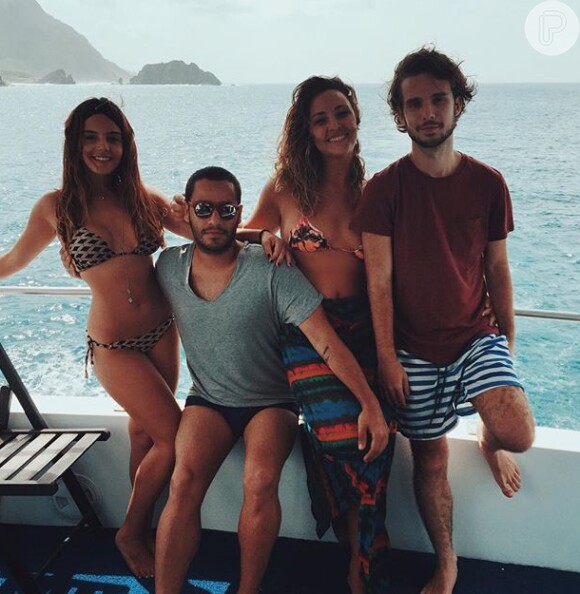 A atriz está aproveitando os dias nas praias do arquipélago brasileiro com os amigos