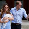 Kate Middleton deixou a maternidade com o marido, William, segurando o bebê real nos braços
