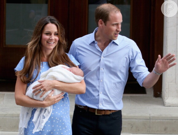 Kate Middleton deixou a maternidade com o marido, William, segurando o bebê real nos braços