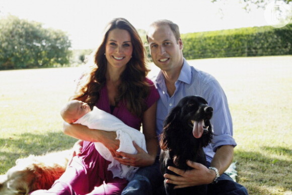 Kate Middleton e o príncipe William divulgaram uma foto em que aparecem com o filho, George Alexander Louis, e com dois cachorros