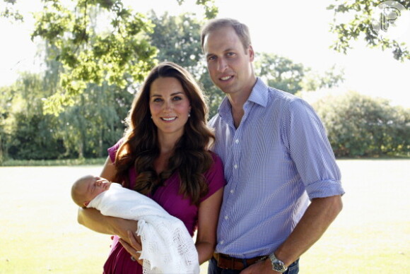 Kate Middleton posou para a foto ao lado de William e mostrou o rostinho do filho