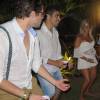 Caio Castro se divertiu dançando com os amigos durante a noite da virada