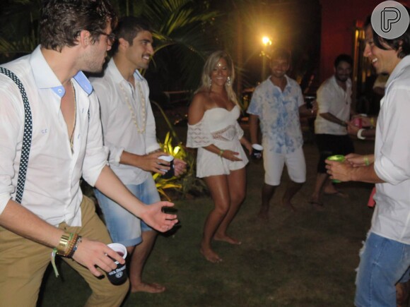 Caio Castro se divertiu dançando com os amigos durante a noite da virada