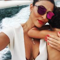 Juliana Paes posa abraçada ao filho Antonio durante passeio de barco em Paraty
