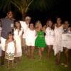 Juliana Paes posa ao lado da família em Paraty
