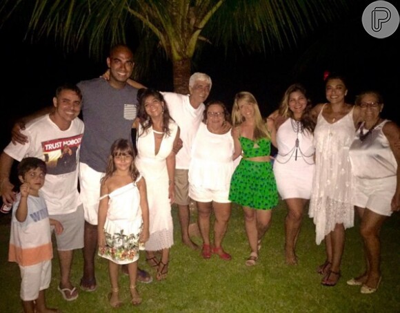 Juliana Paes posa ao lado da família em Paraty