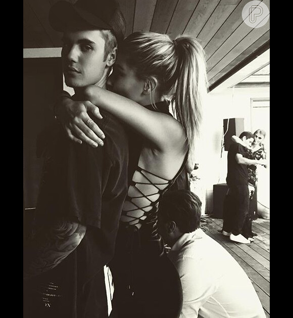 Hailey postou uma imagem em que abraça Justin por trás. 'Novo ano', escreveu ela na legenda