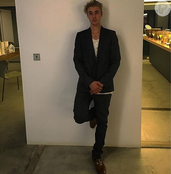 Um dos solteiros mais cobiçados do mundo da música, Justin Bieber surpreendeu suas apaixonadas fãs ao postar uma foto neste domingo, 3 de janeiro de 2016. Na imagem, o ídolo teen aparece dando um beijo na boca da modelo Hailey Baldwin