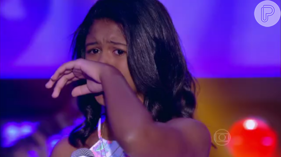 A candidata de 14 anos caiu no choro ao ver que os três jurados, Carlinhos Brown, a dupla Victor & Leo e Ivete Sangalo, a queriam em seus times