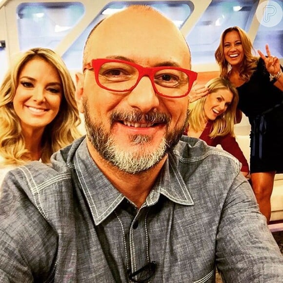 Britto Jr. festejou seu retorno ao 'Hoje em Dia', ao lado de Ticiane Pinheiro, Ana Hickmann e Renata Alves: 'Estou muito bem acompanhado neste programa! Gatas!'