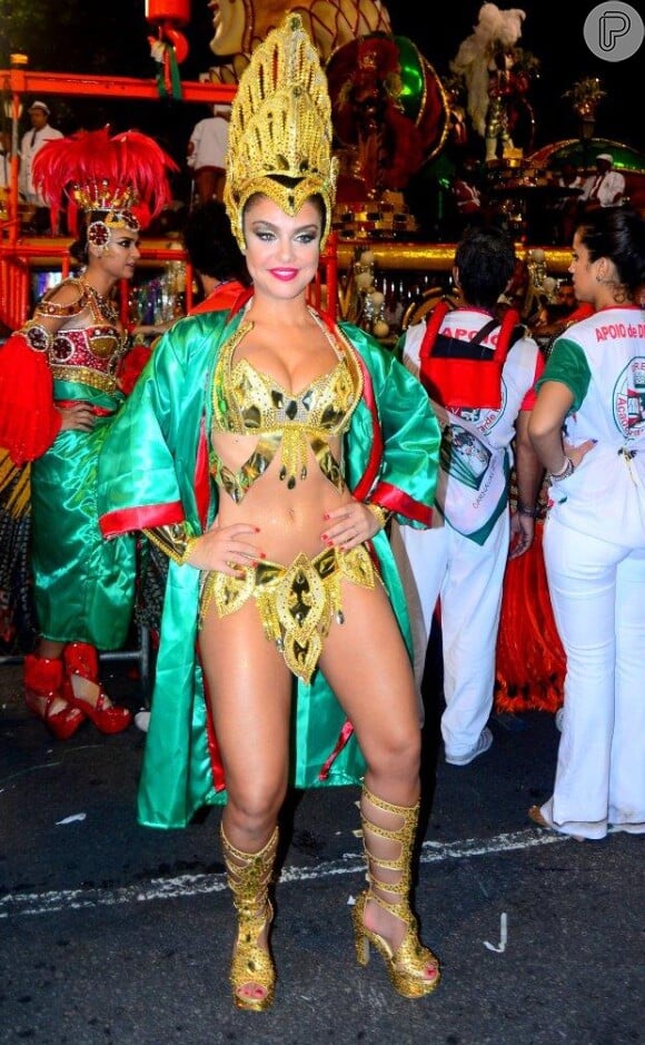 Paloma Bernardi já exibia excelente forma física no carnaval de 2015