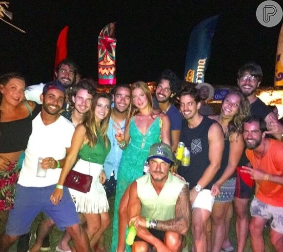 Marina Ruy Barbosa apostou em vestido rendado de quase R$ 2 mil em viagem no final de 2015