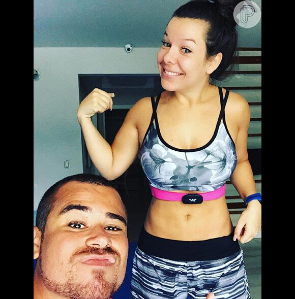 Fernanda Souza foi elogiada ao exibir o abdômen magrinho no Instagram