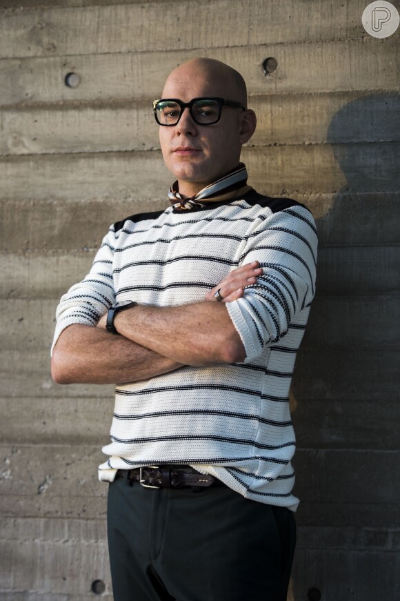 Pietro (Marat Descartes) tenta transar com Carolina (Juliana Paes), mas falha na hora H, na novela 'Totalmente Demais'