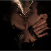 Em flashback, Isabel (Isabella Santoni) dá beijo sensual em Augusto (Ghilherme Lobo) em velório do seu falecido marido Marquês D'Ávila (Mario Paz), quando tinha 18 anos