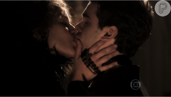 Em flashback, Isabel (Isabella Santoni) dá beijo sensual em Augusto (Ghilherme Lobo) em velório do seu falecido marido Marquês D'Ávila (Mario Paz), quando tinha 18 anos