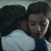 A fim de fazer a amiga experimentar outras sensações, Sofia (Hanna Romanazzi) beija o pescoço de Cecília (Alice Wegmann)