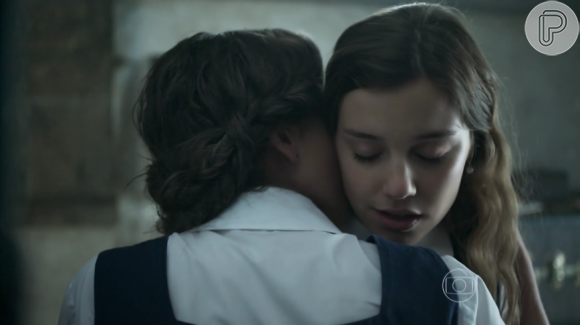 A fim de fazer a amiga experimentar outras sensações, Sofia (Hanna Romanazzi) beija o pescoço de Cecília (Alice Wegmann)