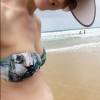 Grávida pela segunda vez aos 40 anos, Carolina Kasting mostra barriguinha em praia