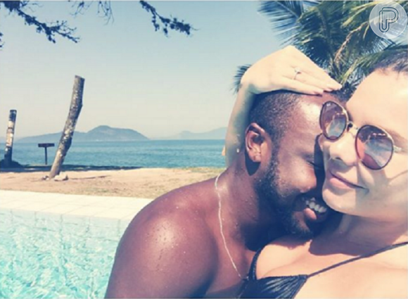 Fernanda Souza e Thiaguinho fizeram o clique apaixonado durante a lua de mel em Alagoas e o cantor revelou que o casamento veio para melhorar a relação. 'Viramos mais namorados'