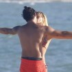 Pato e Fiorella Mattheis trocam beijos em jogo de taco em praia de Trancoso
