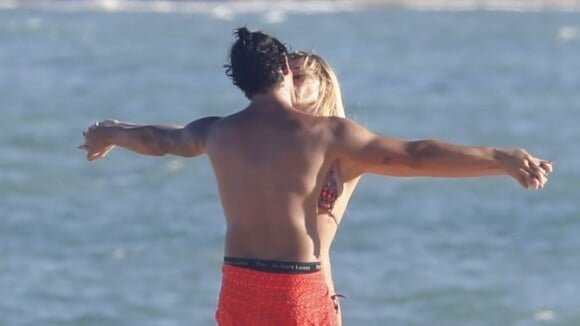 Pato e Fiorella Mattheis trocam beijos em jogo de taco em praia de Trancoso