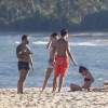 Alexandre Pato e Fiorella Mattheis trocam beijos em jogo de taco na Praia dos Coqueiros, em Trancoso, nesta terça-feira, 5 de janeiro de 2016