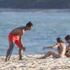 Alexandre Pato e Fiorella Mattheis trocam beijos em jogo de taco na Praia dos Coqueiros, em Trancoso, nesta terça-feira, 5 de janeiro de 2016