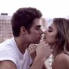 Manu Gavassi e Rafael Vitti aparecem aos beijos em novo clipe dela, 'Direção'