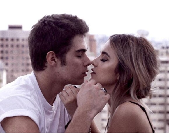 Manu Gavassi e Rafael Vitti aparecem aos beijos em novo clipe dela, 'Direção'