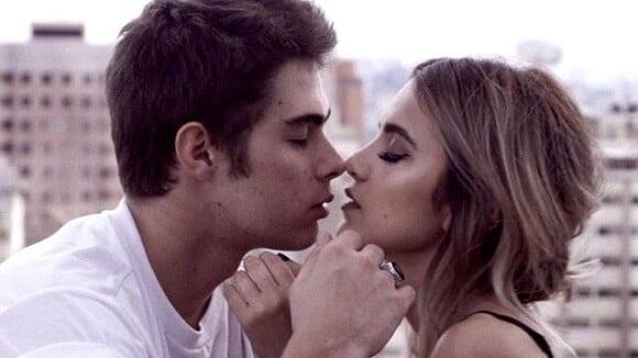 Manu Gavassi e Rafael Vitti se beijam em novo clipe da cantora e fãs vibram