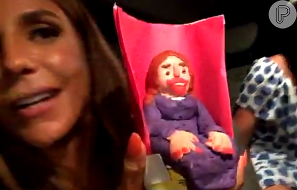 Ivete Sangalo mostra a boneca que ganhou das crianças de seu time no "The Voice Kids"