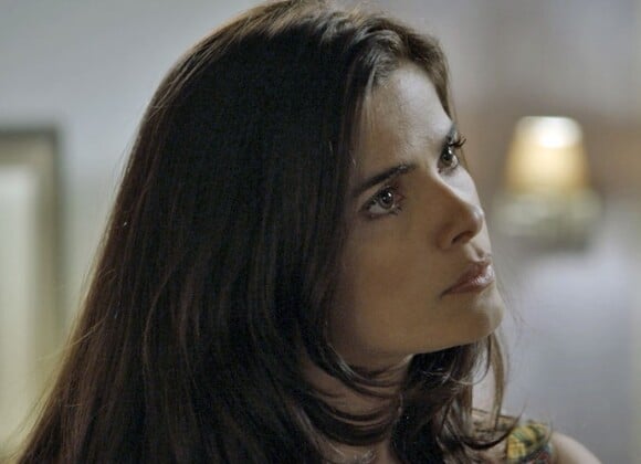 Toia (Vanessa Giácomo) ameaça chamar a polícia para expulsar Atena (Giovanna Antonelli), mas ela começa a revelar os segredos de Romero (Alexandre Nero), na novela 'A Regra do Jogo'