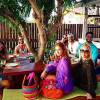 Marina Ruy Barbosa posou com a bolsa em almoço de família na ilha pernambucana