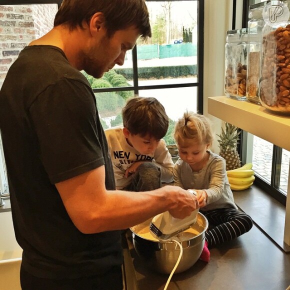 Marido de Gisele Bündchen, Tom Brady cozinha com os filhos do casal, Benjamin e Vivian Lake, de 6 e 3 anos