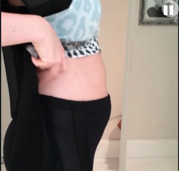 Ana Hickmann levanta a blusa para mostrar a barriga de grávida