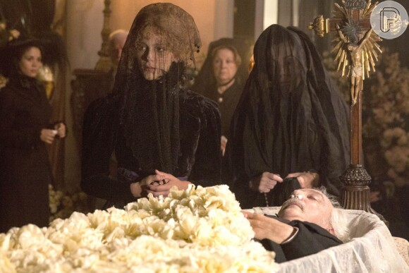 Isabel (Isabella Santoni) usou o vestido preto na cena do velório de seu marido na minissérie 'Ligações Perigosas'